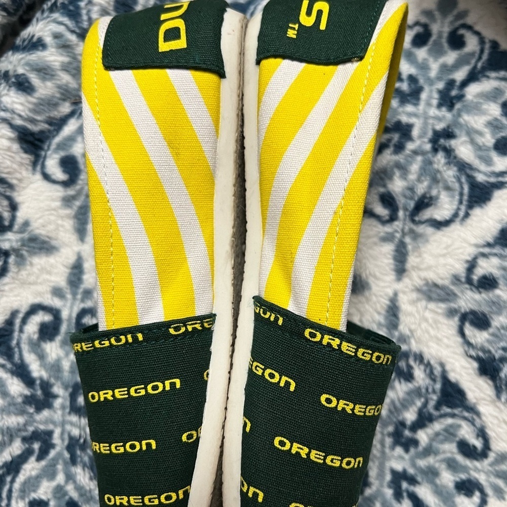 Oregon Ducks SZ M Women’s Shoes 7/8 Slip on Canvas Yellow Green Tom’s look alike - Picture 4 of 11